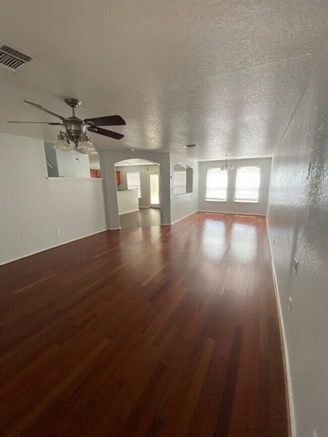 Building Photo - Spacious 3BR/2.5BA Home in San Antonio