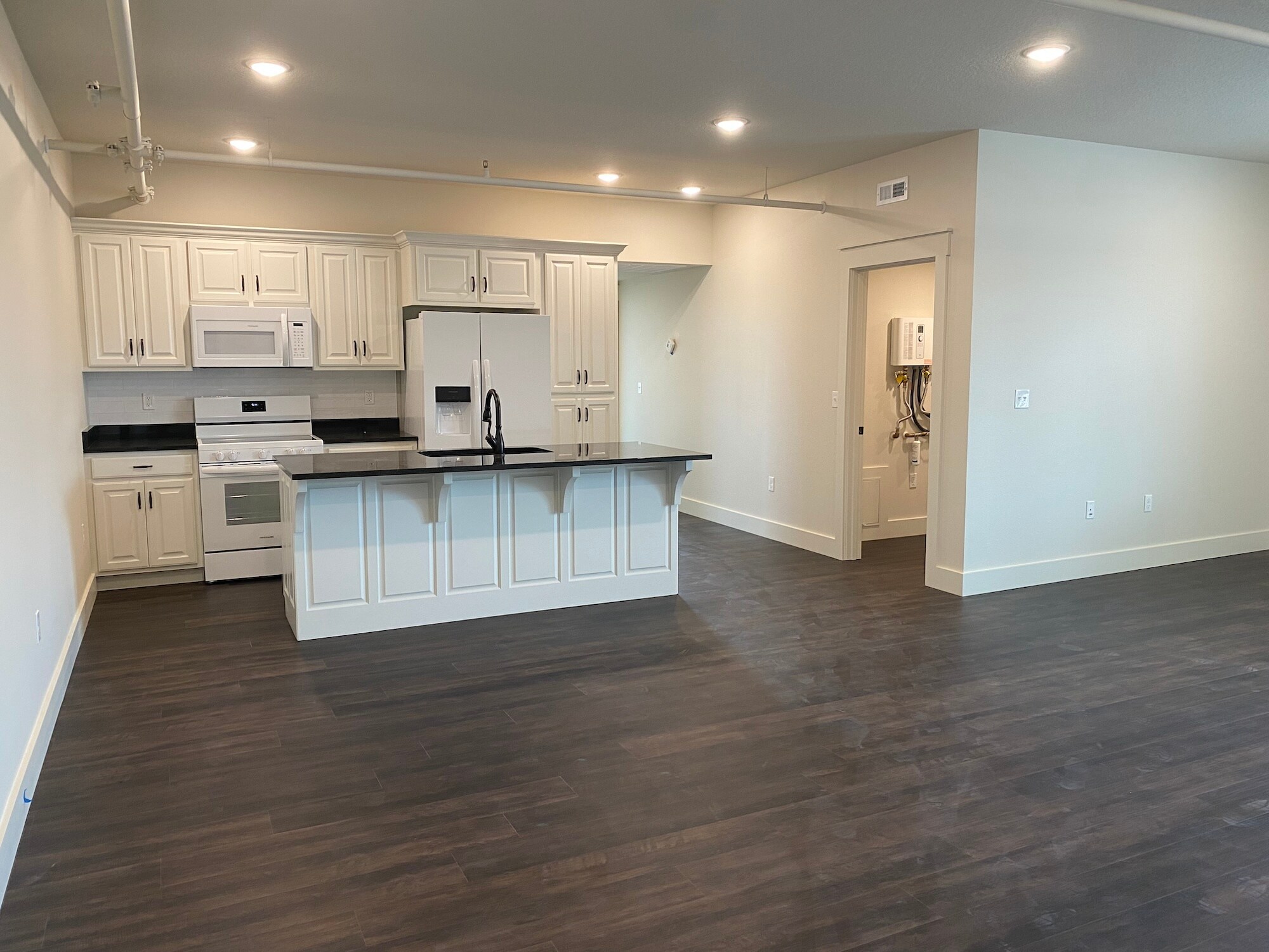 Building Photo - 906 S Main St