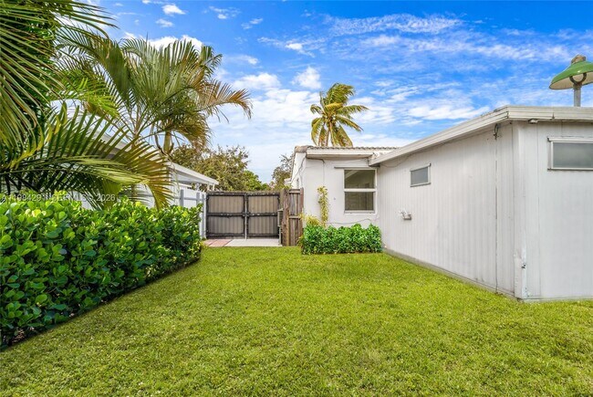 Building Photo - 27 Suffolk Ave