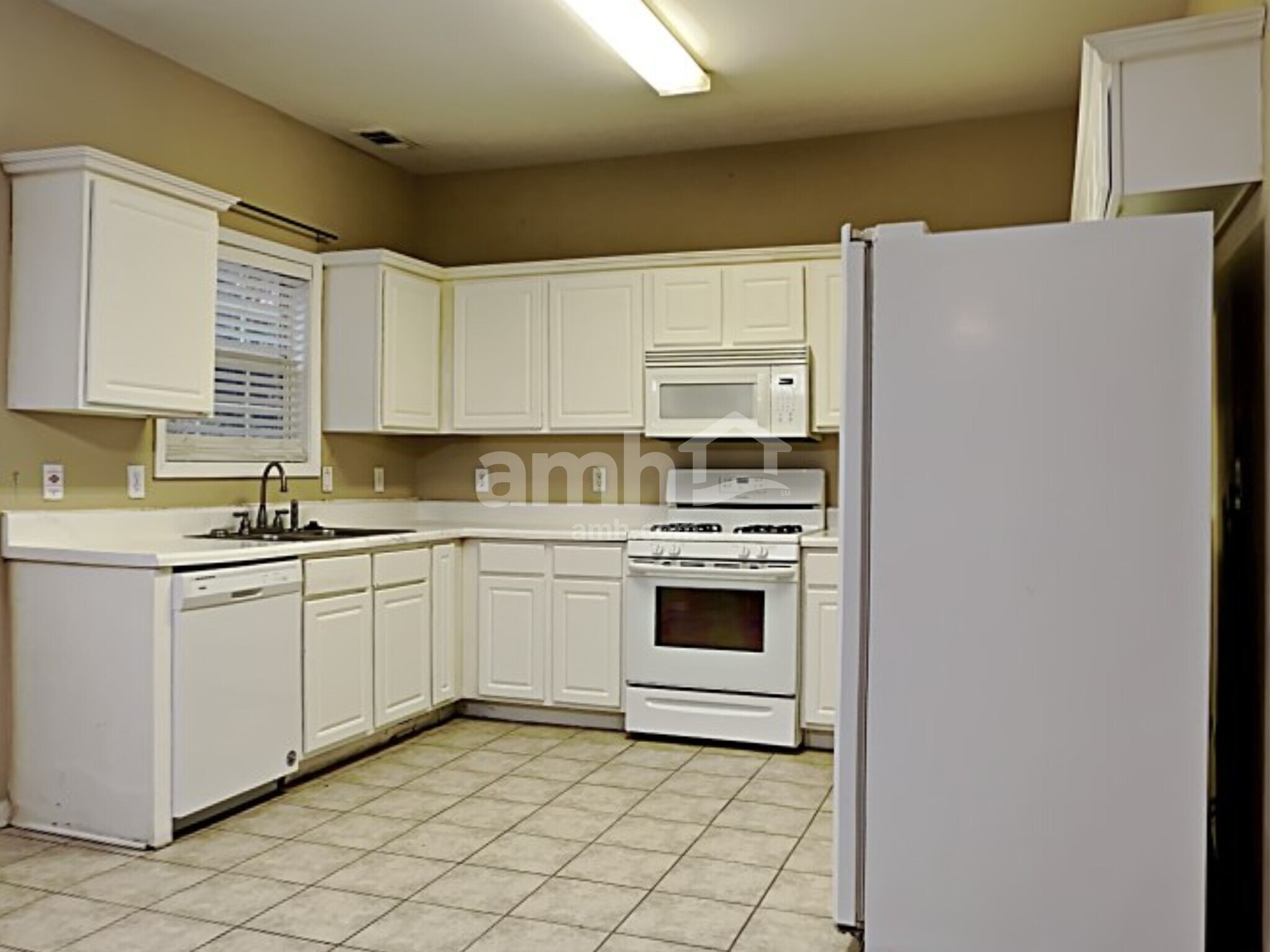 Building Photo - 1584 Silver Ridge Dr