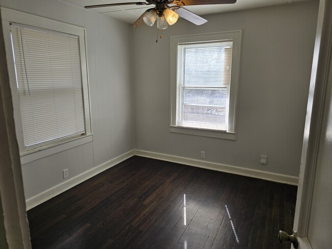 Building Photo - 11401 E 9th St S