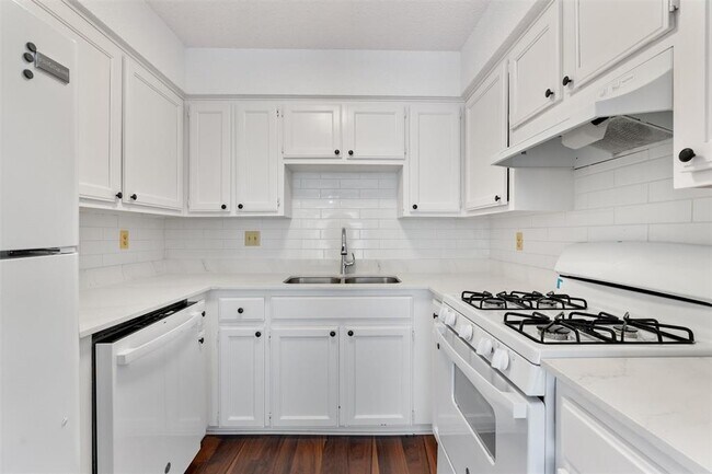 Building Photo - 12900 Hymeadow Dr