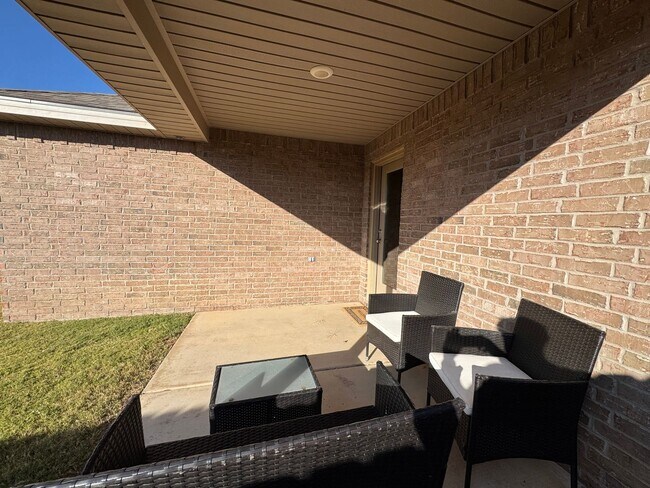 Building Photo - Furnished Rental 3 bed 2 bath Minimum of 30-day stay