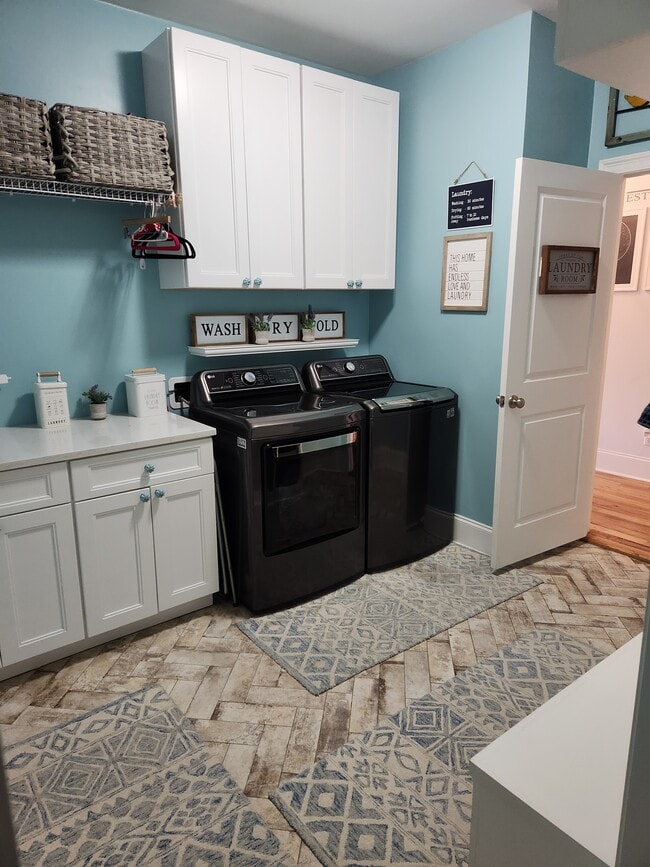 Building Photo - 5855 Vlg Rdg Wy