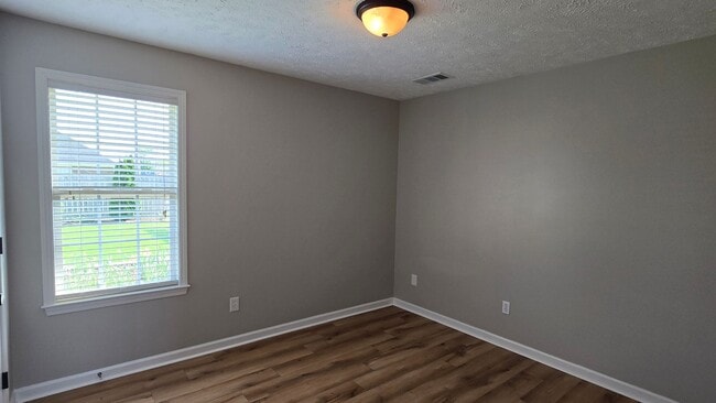Building Photo - Beautiful home just minutes to Medina Middle School with Lawn care included