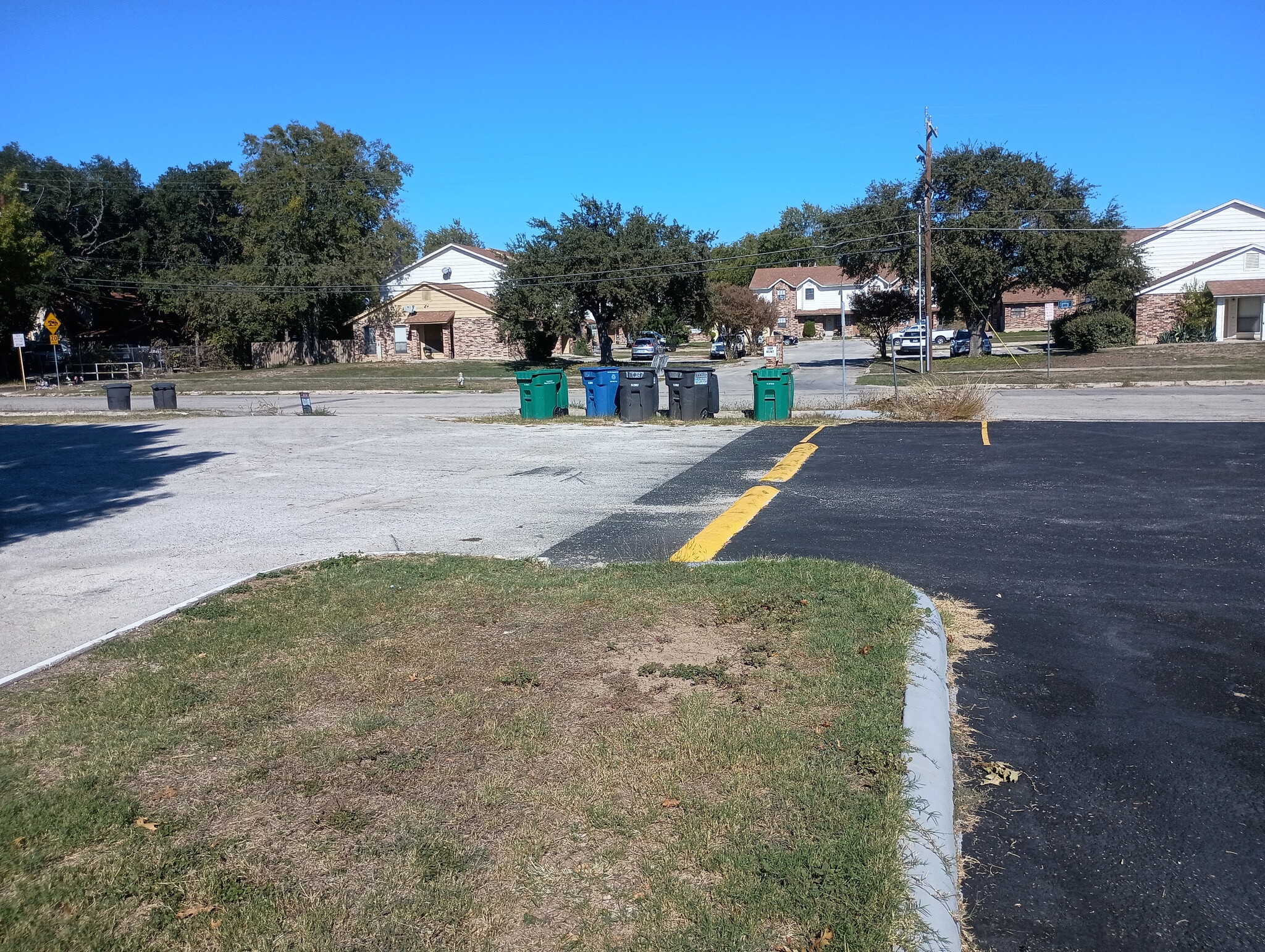 Building Photo - Room in Apartment on Starcrest Dr