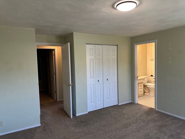 Building Photo - Large 2 bedroom 2 bathroom duplex with gar...