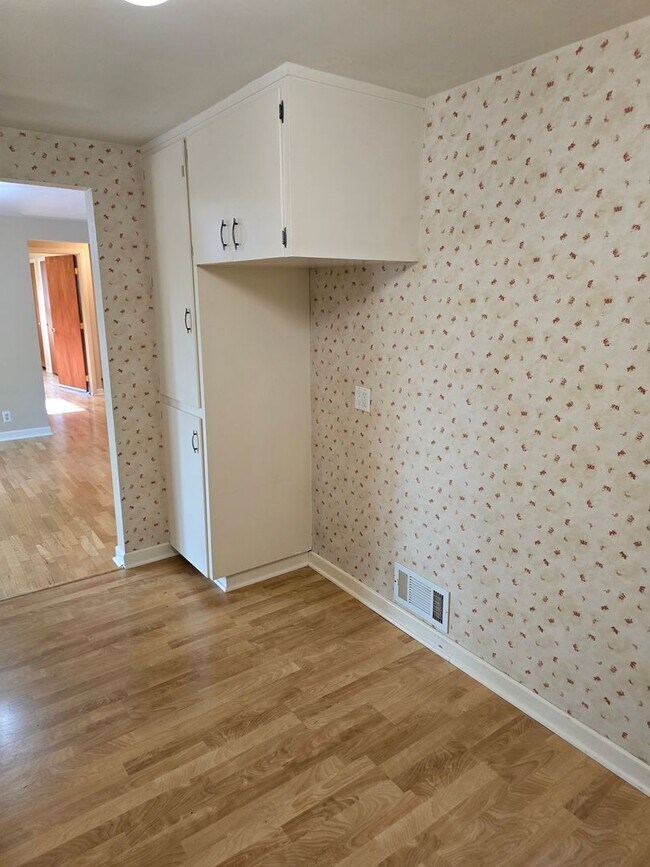 Building Photo - 3 Bedroom Home in a Flourishing Garden Property