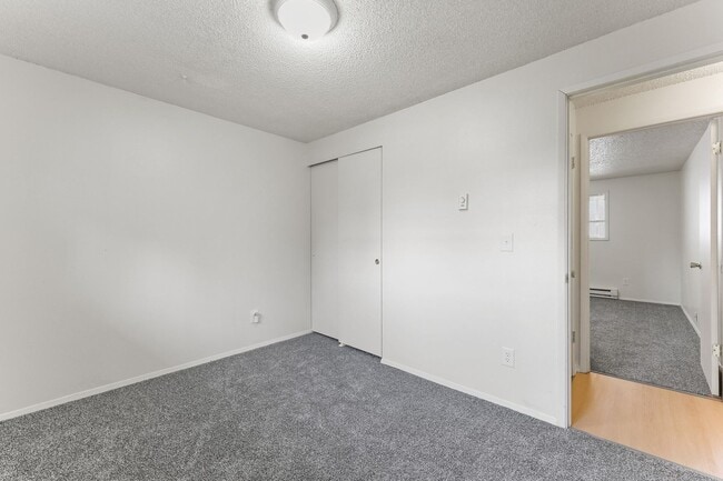 Building Photo - Move in ready! 2 bed 1 bath Olympia duplex!