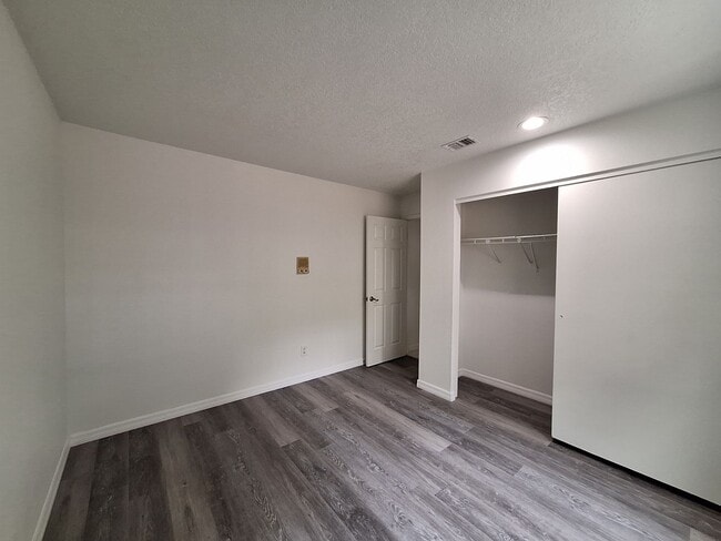 Building Photo - Spacious 4-Bed, 3-Bath Belle Isle Home wit...