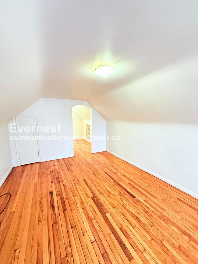 Building Photo - 8431 Rosemont Ave