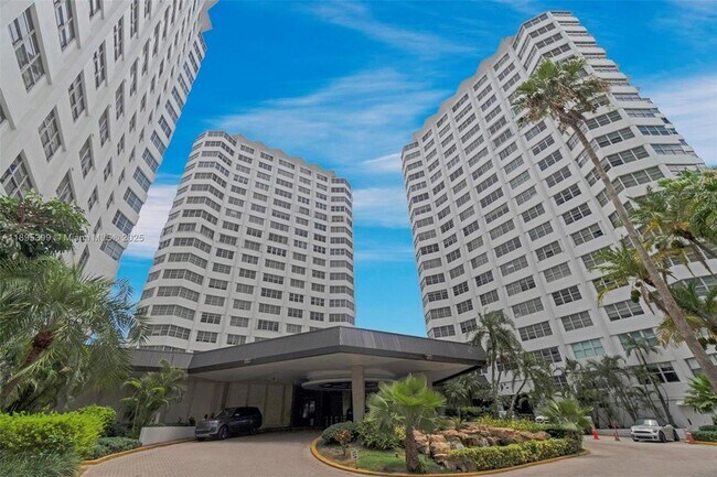 Building Photo - 905 Brickell Bay Dr