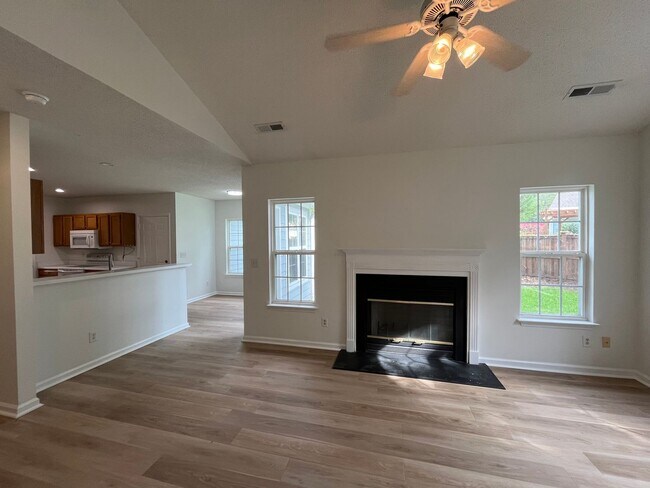 Building Photo - Discover this well-maintained 3-bedroom, 2-bath home in Carriage Hills