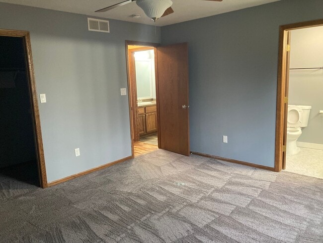 Building Photo - Spacious 3 Bedroom 2.5 Bath Home- Located ...