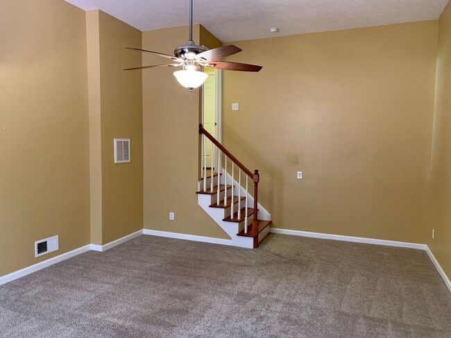 Building Photo - Lovely Tri-level Fayetteville Home