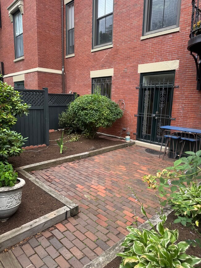 Building Photo - 130 Appleton St