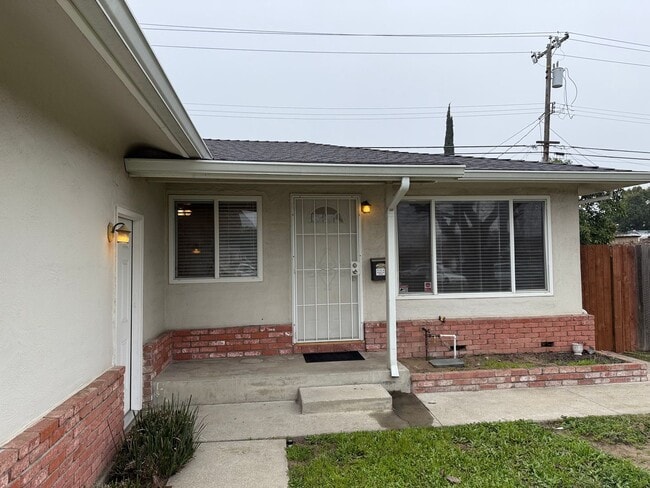 Building Photo - 3 bedroom single story in Manteca!