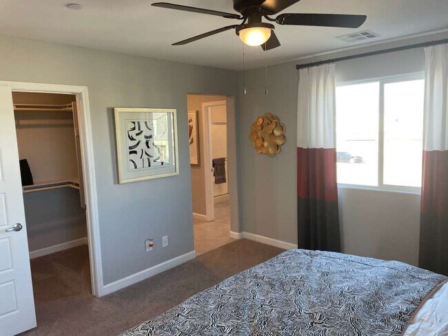 Building Photo - 3 Bedrooms Townhouse For Rent