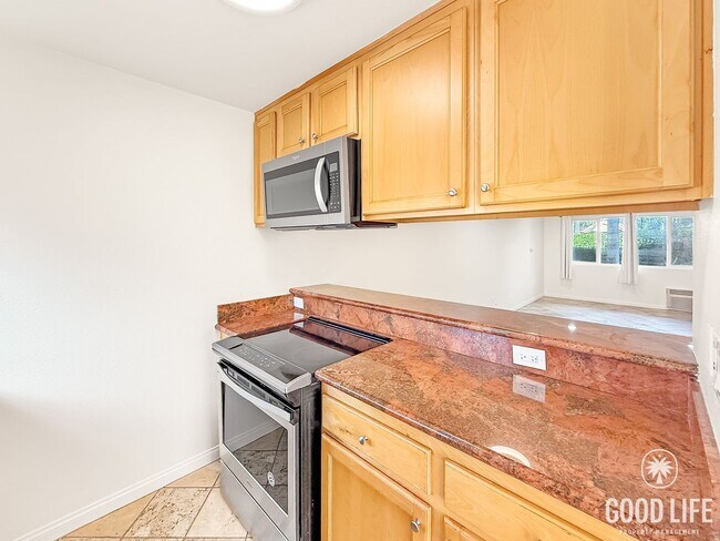 Building Photo - Updated 2BR/1.5BA Condo in Spring Valley Available Now!