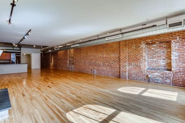 Building Photo - 3 Bedroom 2 Bath Loft Living At It's Finest In LODO! Wireworks Building
