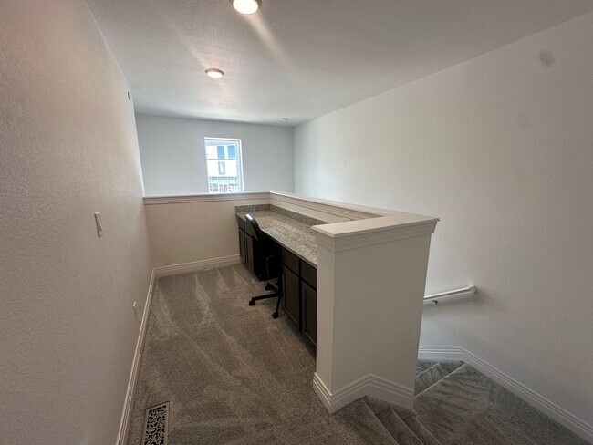 Building Photo - End unit Townhouse in Victory Ridge