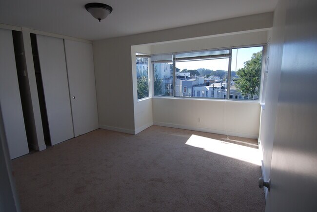 Building Photo - 310 Stanyan St