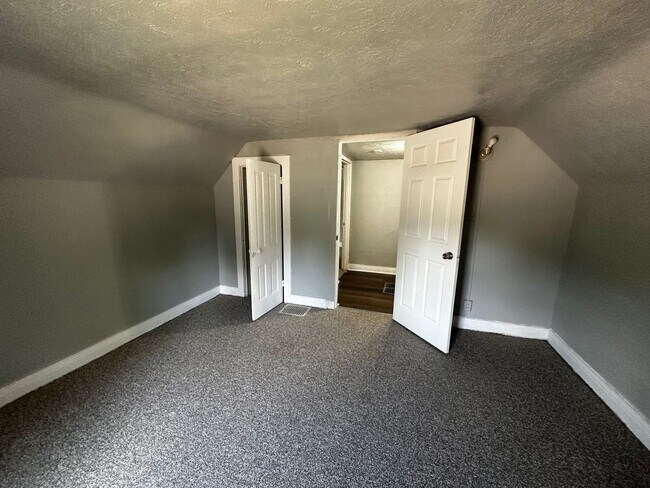Building Photo - 723 W Shirland Ave
