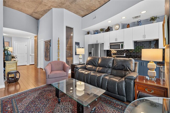 Building Photo - 360 Nueces St