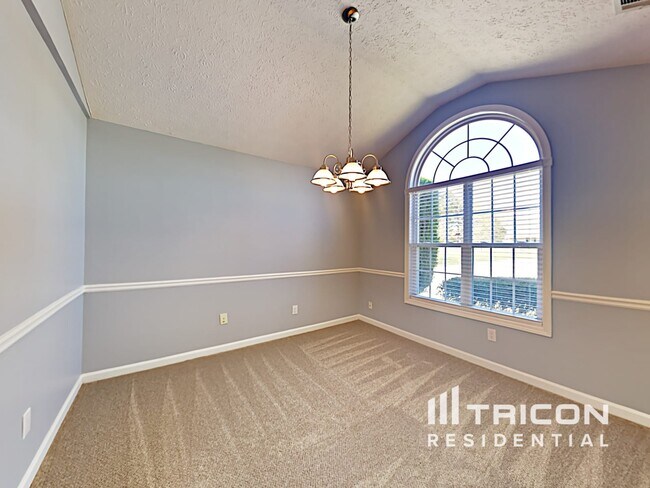 Building Photo - 2051 Meadowglen Ln