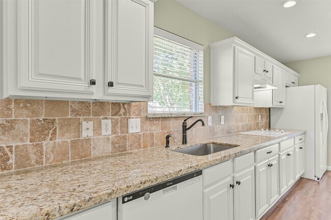 Building Photo - 313 Winding Oak Ln S