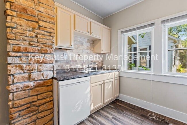 Building Photo - Charming 1 Bedroom near Noblesville High School and Downtown.