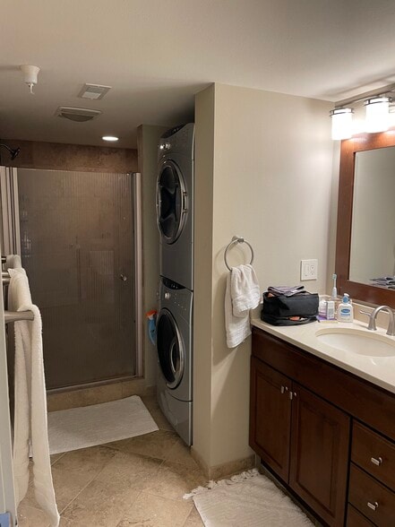 Bathroom 1/Laundry - 332 S Linn St