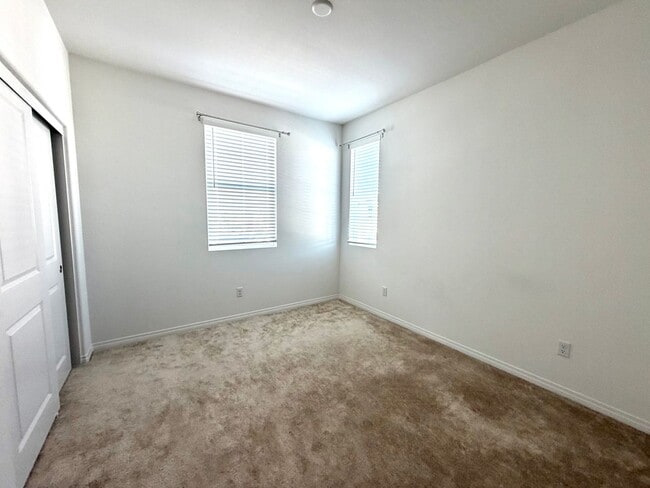 Building Photo - Almost BRAND NEW end unit Townhome in Winchester for Rent