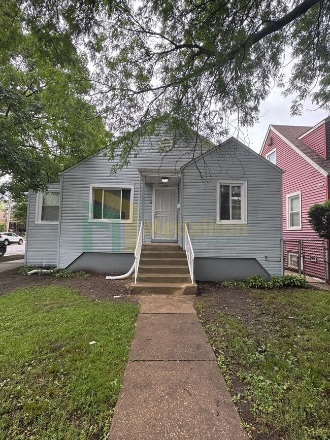 Building Photo - Stylish 4BR/2BA Home with Modern Updates & Finished Basement ( Near 124TH & LaSalle)