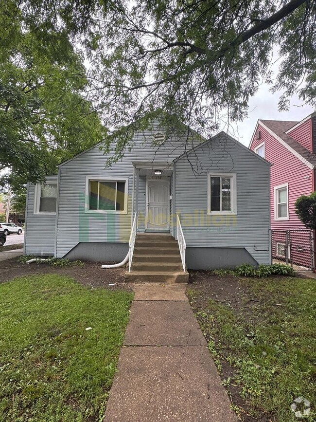Building Photo - Stylish 4BR/2BA Home with Modern Updates &...