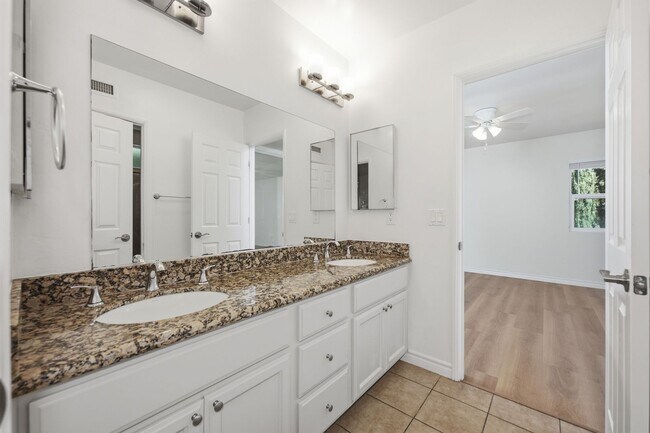 Building Photo - Spacious private backyard!
