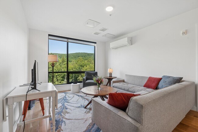 Building Photo - 2 Bedroom Condo at Treetops