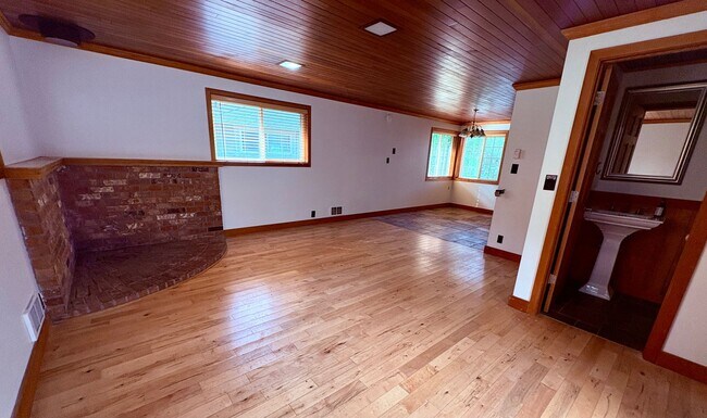 Building Photo - Spacious three bedroom rambler in Shoreline!