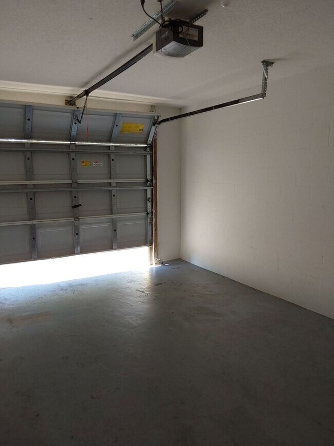 Building Photo - 9 Rainbow Ln