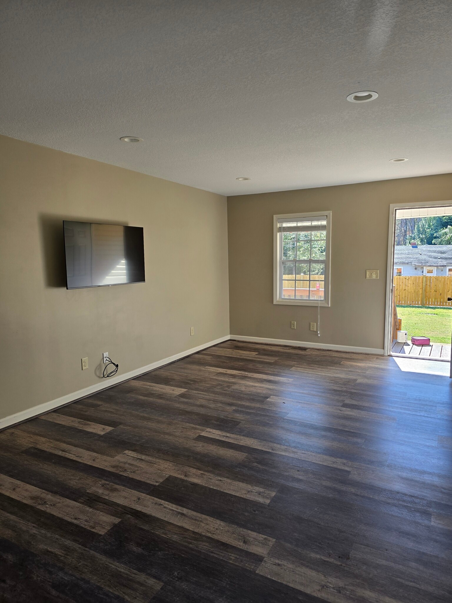 Building Photo - 2102 Kingsbury Rd