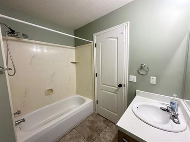 Building Photo - Charming Murray Home