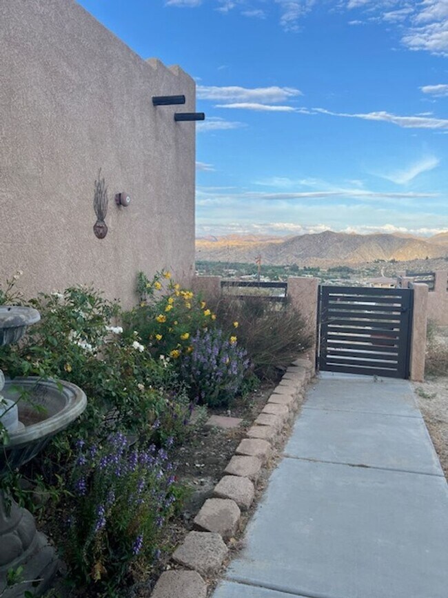 Building Photo - Cozy 3 Bedroom 2 Bathroom Home with Breathtaking Views