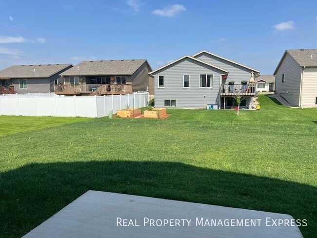 Building Photo - 3 Bedroom 2.5 Bathroom Townhome