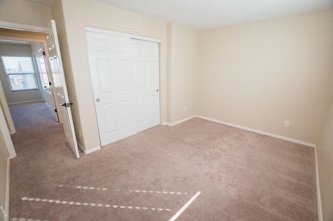 Building Photo - Stunning 2-Story Home in the Holiday Community!