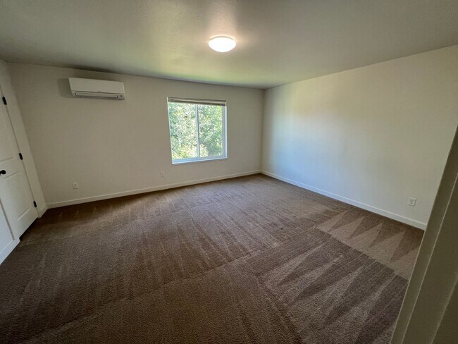 Building Photo - 4.5 Bathrooms ! 4 large bedrooms! Close to CWU