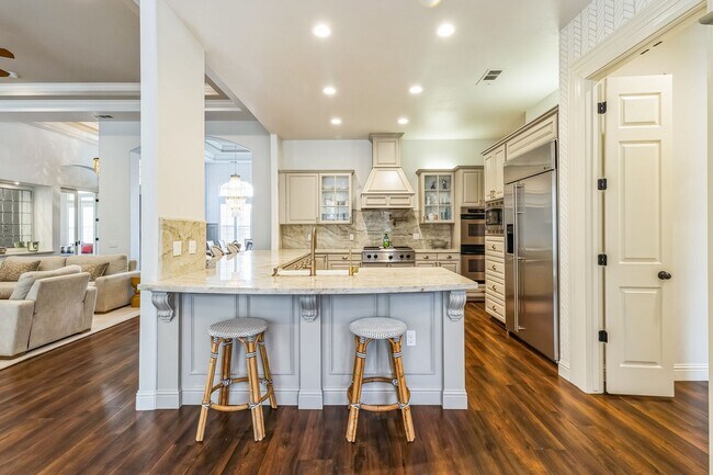 Building Photo - Luxurious Furnished Spanish-Style Home wit...