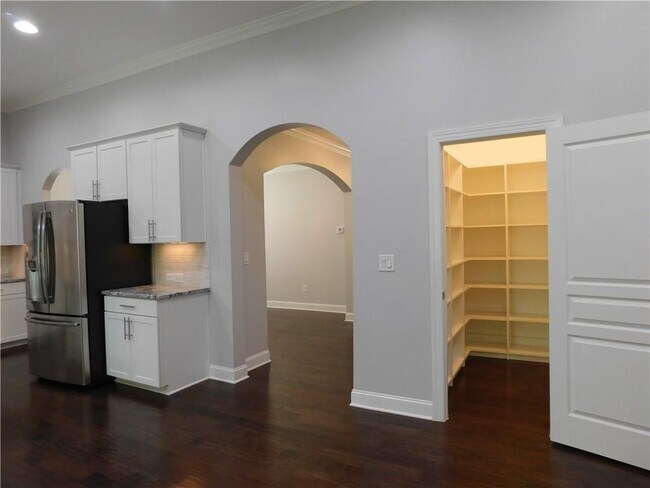 Building Photo - 330 La Perla Dr