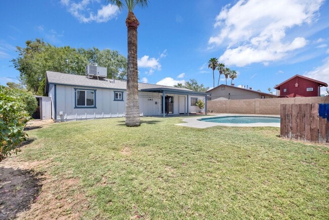 Building Photo - Great 3 bed 2 bath home with a pool!