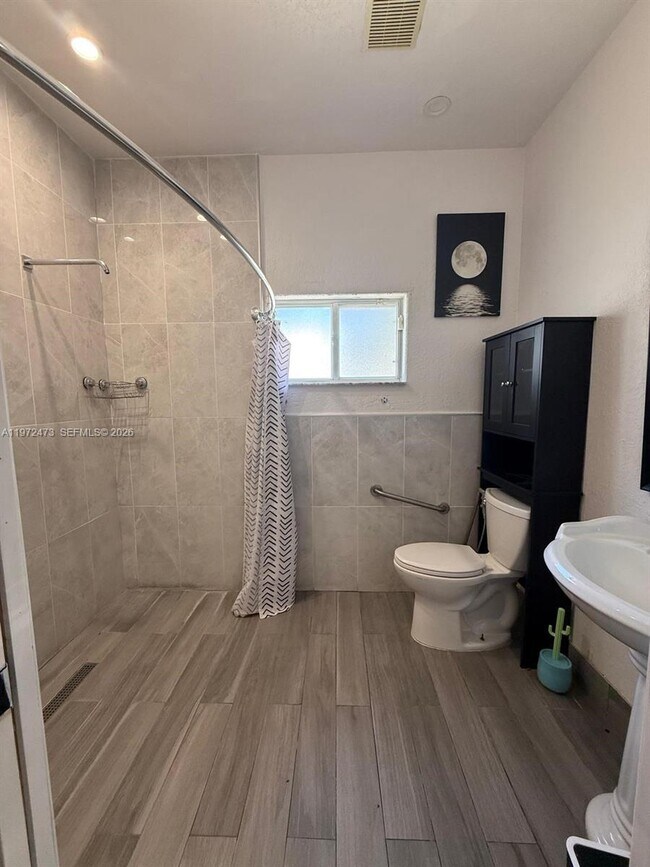 Building Photo - 718 SE 12th Ter