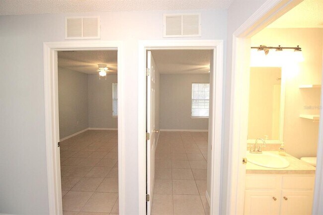 Building Photo - 12 Round Table Ln